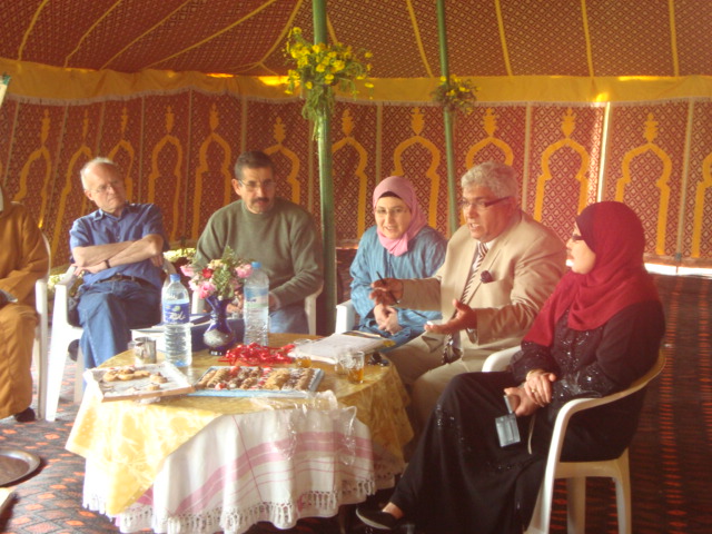 Participants autour d’une table pendant la réunion de sensibilisation