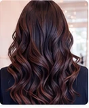 Cheveux bruns longs aux reflets lumineux